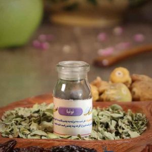 «توتیا» ماده‌ای معدنی است که از دل طبیعت به‌دست می‌آید و خواص فراوانی برای سلامت چشم دارد. در منابع طب اسلامی، از سرمه توتیا به عنوان افزاینده نور چشم، برطرف‌کننده التهاب و خشکی چشم، و درمان‌کننده ضعف بینایی یاد شده است. این سرمه فاقد هرگونه مواد شیمیایی است و با روش‌های سنتی تهیه می‌شود تا خواص طبیعی خود را حفظ کند.